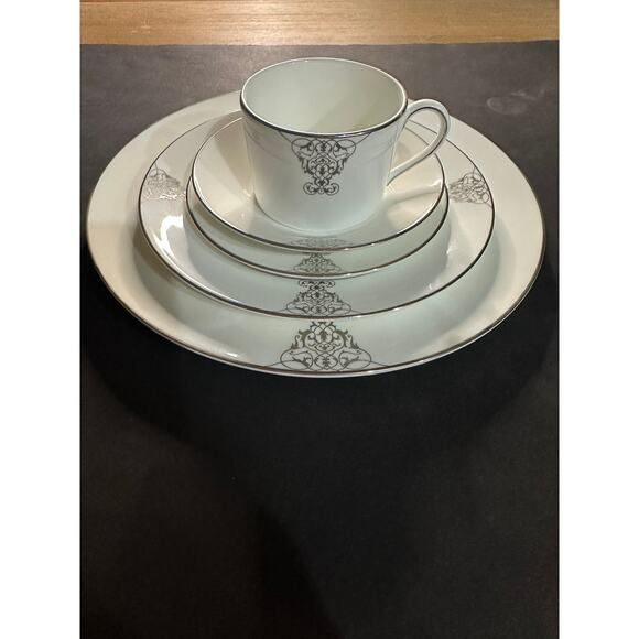 Vera Wang Wedgewood Imperial scroll - Picture 2 of 7